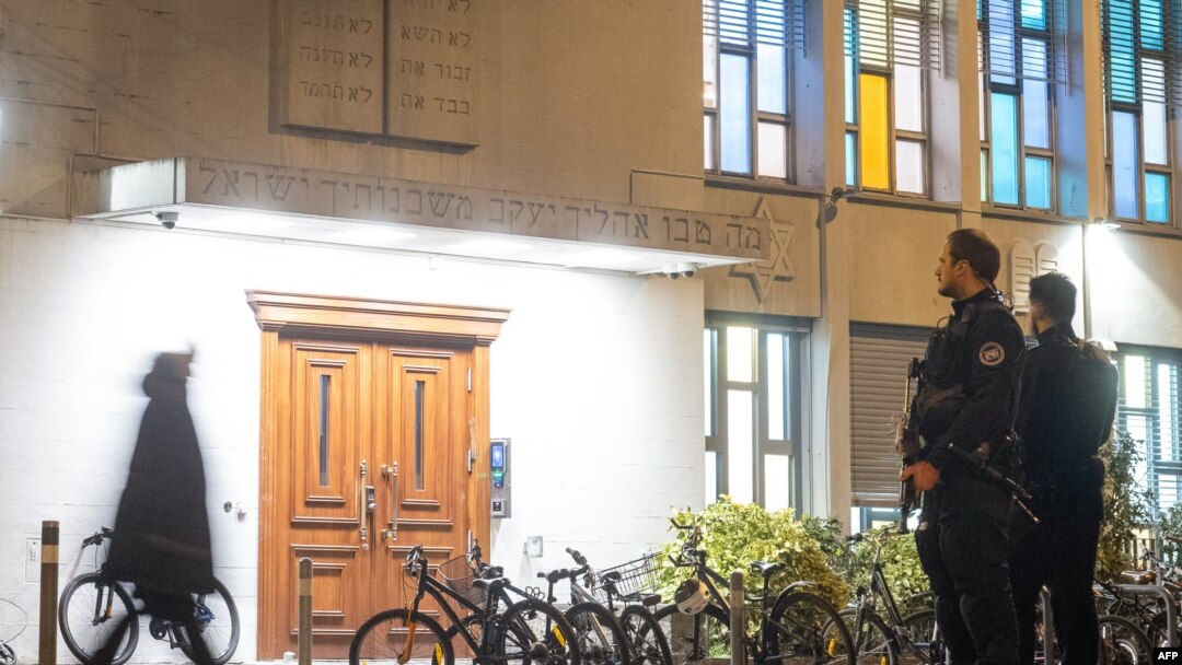 Dua polisi berjaga di luar sinagoga "Agudas Achim" di kota Zurich, Swiss, 3 Maret 2024, pasca penikaman terhadap seorang pria Yahudi Ortodoks. 