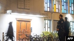 Dua polisi berjaga di luar sinagoga "Agudas Achim" di kota Zurich, Swiss, 3 Maret 2024, pasca penikaman terhadap seorang pria Yahudi Ortodoks. 