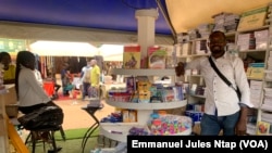 Une librairie à la foire du livre au boulevard du 20 mai, à Yaoundé, le 26 août 2024 (Emmanuel Jules Ntap/VOA)