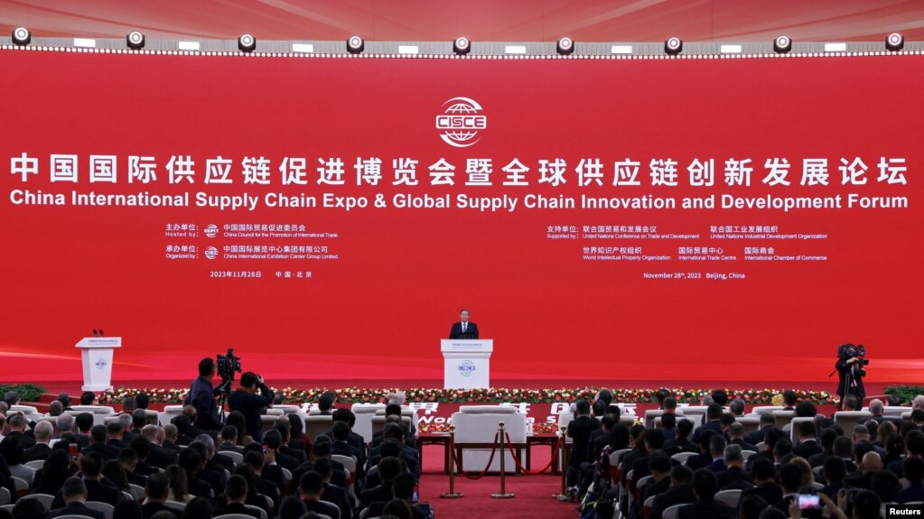 资料图片：中国总理李强在北京举行的中国国际供应链促进博览会开幕式上发表讲话。（2023年11月28日）(photo:VOA)