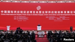 中国总理李强在北京举行的中国国际供应链促进博览会开幕式上发表讲话。（2023年11月28日）