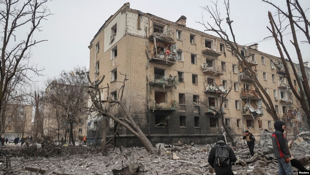 Vista de edificios residenciales gravemente dañados durante un ataque con misiles rusos, en medio del ataque de Rusia a Ucrania, en Kharkiv, Ucrania, el 23 de enero de 2024. 