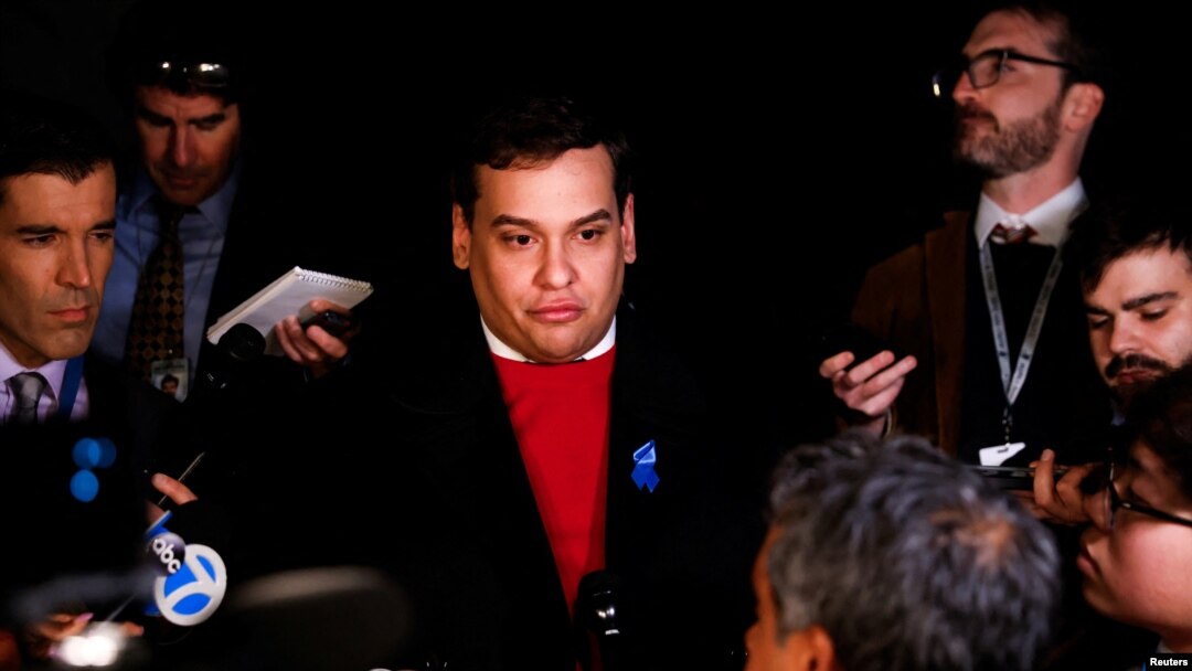Anggota Kongres AS, George Santos memberikan keterangan kepada media setelah rekan-rekannya di Kongres memilih untuk tidak mengeluarkannya dari DPR, setelah ia didakwa atas 23 tuduhan korupsi di Gedung Capitol Washington, D.C., 1 November 2023. (REUTERS/Julia Nikhinson)