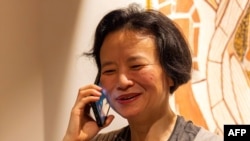 澳大利亚籍华裔记者成蕾（右）被中国当局拘留3年多后获释，2023年10月11日返回墨尔本。（澳大利亚外交部提供）