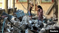 Warga Palestina memeriksa lokasi serangan Israel terhadap sekolah yang menampung warga terlantar, di tengah konflik Israel-Hamas, di Kota Gaza, 10 Agustus 2024. (Foto: REUTERS/Abed Sabah)