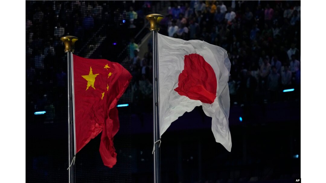 ILUSTRASI - Bendera China dan Jepang berkibar di Asian Games di Hangzhou, China, 8 Oktober 2023. (Foto: AP)