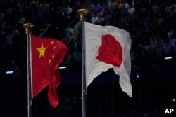 ILUSTRASI - Bendera China dan Jepang berkibar di Asian Games di Hangzhou, China, 8 Oktober 2023. (Foto: AP)