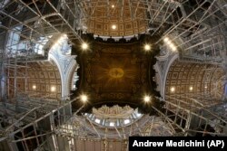 Perancah yang dipasang di anopi perunggu setinggi 95 kaki karya Giovan Lorenzo Bernini di Basilika Santo Petrus di Vatikan, Rabu, 21 Februari 2024. (Foto: AP/Andrew Medichini)