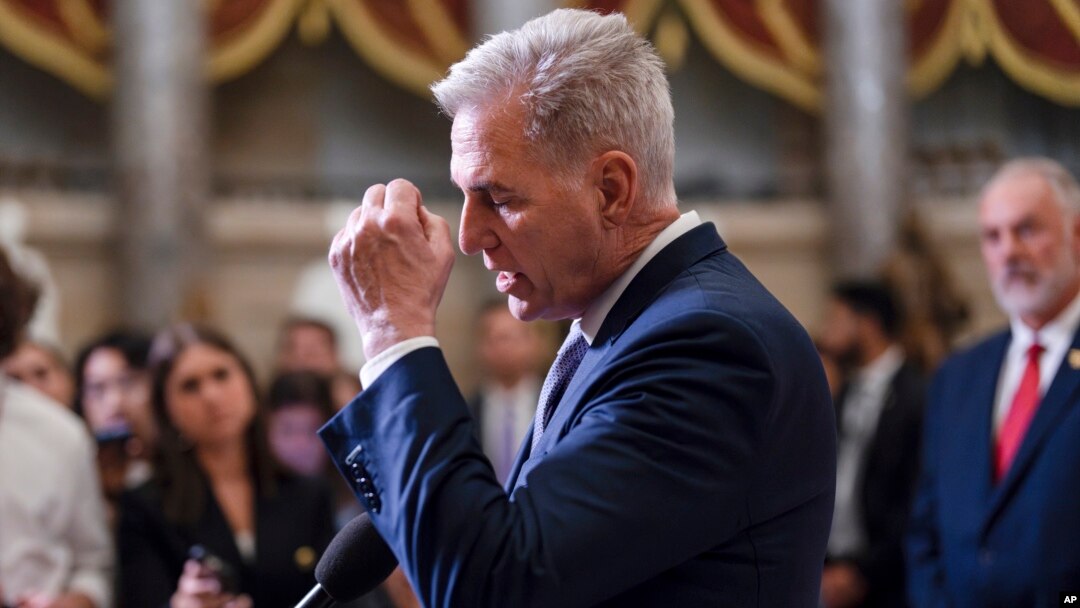 El presidente de la Cámara de Representantes, Kevin McCarthy, republicano por California, habla con los periodistas en el Capitolio en Washington, el martes 26 de septiembre de 2023 por la noche. (Foto AP/J. Scott Applewhite)