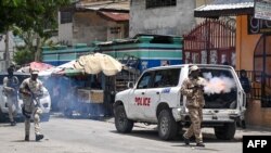 Des policiers lancent des gaz lacrymogènes à des manifestants lors d'une manifestation, Port-au-Prince, Haïti, le 14 août 2023. 