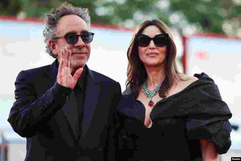 El director Tim Burton y la miembro del reparto Monica Bellucci posan en la alfombra roja&nbsp;durante las llegadas para la proyección de la película &quot;Beetlejuice Beetlejuice&quot; fuera de competición, durante el 81&ordm; Festival de Cine de Venecia.