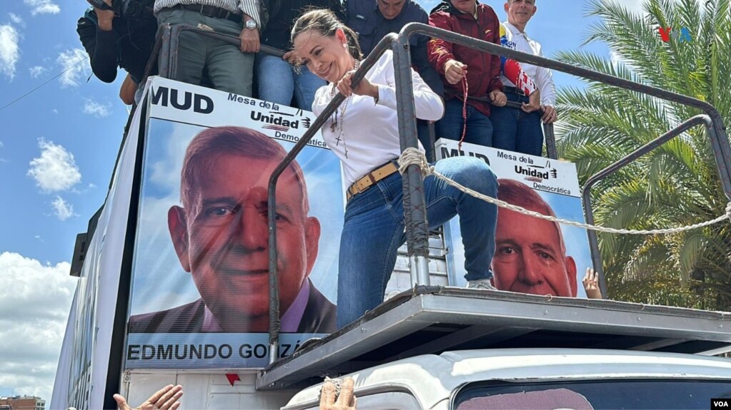 La líder opositora venezolana, María Corina Machado, convocó a movilizaciones pacíficas este sábado. Llegó montada en una camioneta a la masiva concentración y fue recibida con el canto del himno nacional.