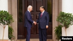 美國總統拜登在加州費羅麗莊園與造訪的中國國家領導人習近平握手。（2023年11月15日）