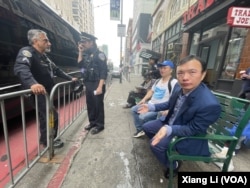中国民主党全委会执行长陈闯创律师被亲共人士攻击，清洗眼睛后等待警察处理。（VOA周星晨）