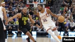 Kevin Durant de Phoenix (35) poursuivi par Talen Horton-Tucker (5) du Jazz, USA, le 19 novembre 2023.