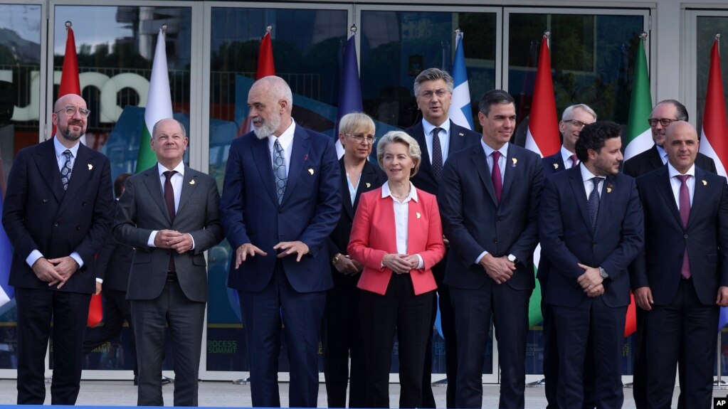 2023年10月16日星期一，在阿尔巴尼亚地拉那举行的柏林进程领导人峰会后，来自欧盟和西巴尔干国家的领导人站在一起拍全家福。欧盟国家元首将于10月17日星期二就以色列和加沙巴勒斯坦武装分子之间的冲突召开紧急会议。（美联社图片）(photo:VOA)