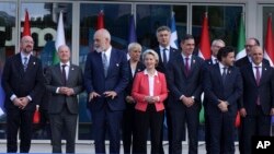 2023年10月16日星期一，在阿尔巴尼亚地拉那举行的柏林进程领导人峰会后，来自欧盟和西巴尔干国家的领导人站在一起拍全家福。欧盟国家元首将于10月17日星期二就以色列和加沙巴勒斯坦武装分子之间的冲突召开紧急会议。
（美联社图片）