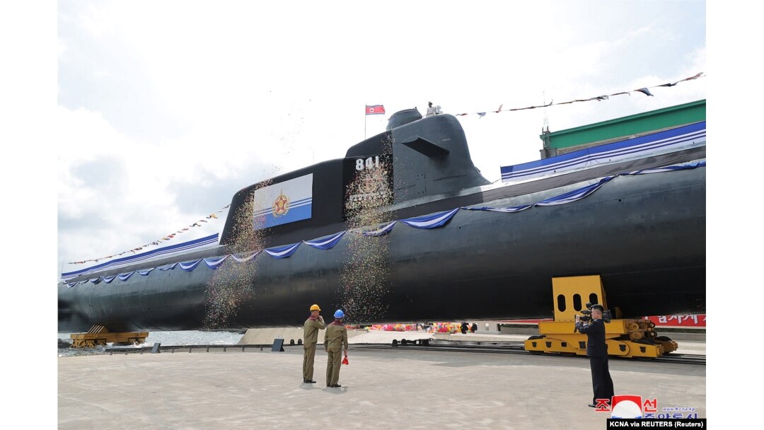Upacara peluncuran kapal selam taktis bertenaga nuklir di Korea Utara, 8 September 2023. (Foto: KCNA via REUTERS)