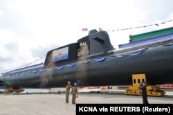 Upacara peluncuran kapal selam taktis bertenaga nuklir di Korea Utara, 8 September 2023. (Foto: KCNA via REUTERS)