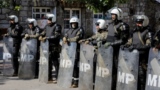 Policija Kosova ispred zgrade opštine u Zvečanu
