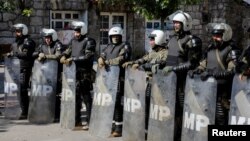 Policija Kosova ispred zgrade opštine u Zvečanu