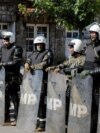 Policija Kosova ispred zgrade opštine u Zvečanu