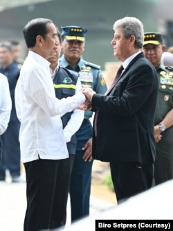 Presiden Jokowi bersama dengan Dubes Palestina untuk Indonesia dalam acara pelepasan bantuan kemanusiaan Indonesia untuk rakyat Palestina di Bandara Halim Perdana Kusumah, Jakarta, Sabtu (4/11). (Foto: Courtesy/Biro Setpres)