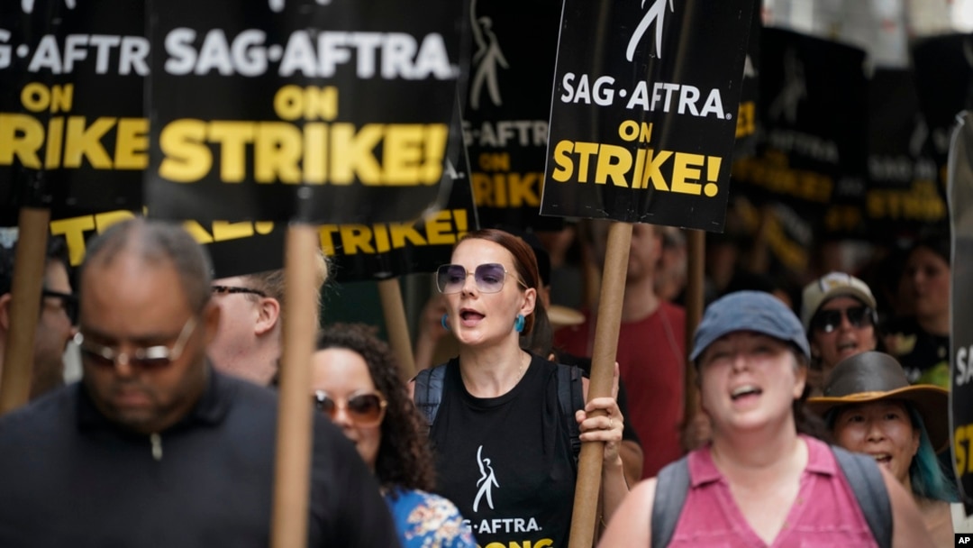 Para penulis naskah dan aktor berunjuk rasa menuntut pembagian hasil yang lebih layak dan menentang penggunaan kecerdasan buatan (AI) di New York, Senin, 17 Juli 2023. (Foto: John Minchillo/AP Photo)