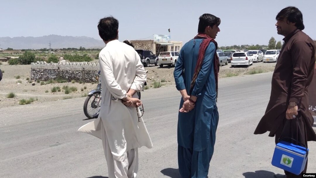 
په کوټه کې د بلوچستان او خېبر پښتونخوا تر مینځ پر لويه لار پوليو کارکوونکی نصیر احمد وي او اې ډیوه ته وویل چې دوی هغه ماشومانو ته د پولیو ضد وېکسين ورکوي چې په خپلو سیمو کې نه وي ورکول شوي