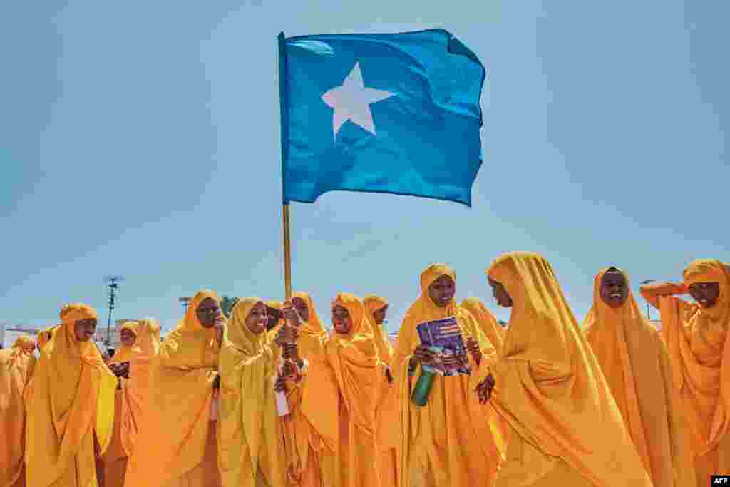 Students wave a Somali flag during a demonstration in support of Somalia&#39;s government following the port deal signed between Ethiopia and the breakaway region of Somaliland at Eng Yariisow Stadium in Mogadishu.&nbsp;Somalia vowed to defend its territory after a controversial Red Sea access deal between Ethiopia and the breakaway state of Somaliland that it branded as &quot;aggression.&quot;&nbsp;