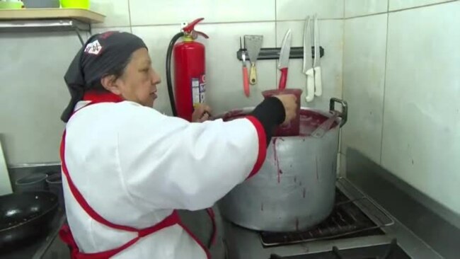 Ecuatorianos recuerdan a sus seres queridos en el Día de los Difuntos
