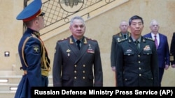俄羅斯國防部長紹伊古在莫斯科會晤到訪的中國國防部長李尚福。（2023年4月18日）