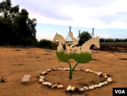 距离加沙边境一千米处的基布兹社区画廊和雕塑园 (美国之音/唐丹鸿)