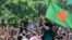 Những người biểu tình chống chính phủ ăn mừng tại Shahbag gần khu vực trường đại học Dhaka ở thủ đô Dhaka của Bangladesh hôm 5/8. Thủ tướng nước này đã từ chức và chạy trốn.