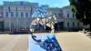 Эмблеиа саммита НАТО около Президентского дворца в Вильнюсе