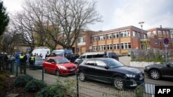 Polisi berjaga di luar sebuah sekolah di distrik Blankenese, Hamburg, Jerman utara, 8 November 2023. (DANIEL REINHARDT / AFP)