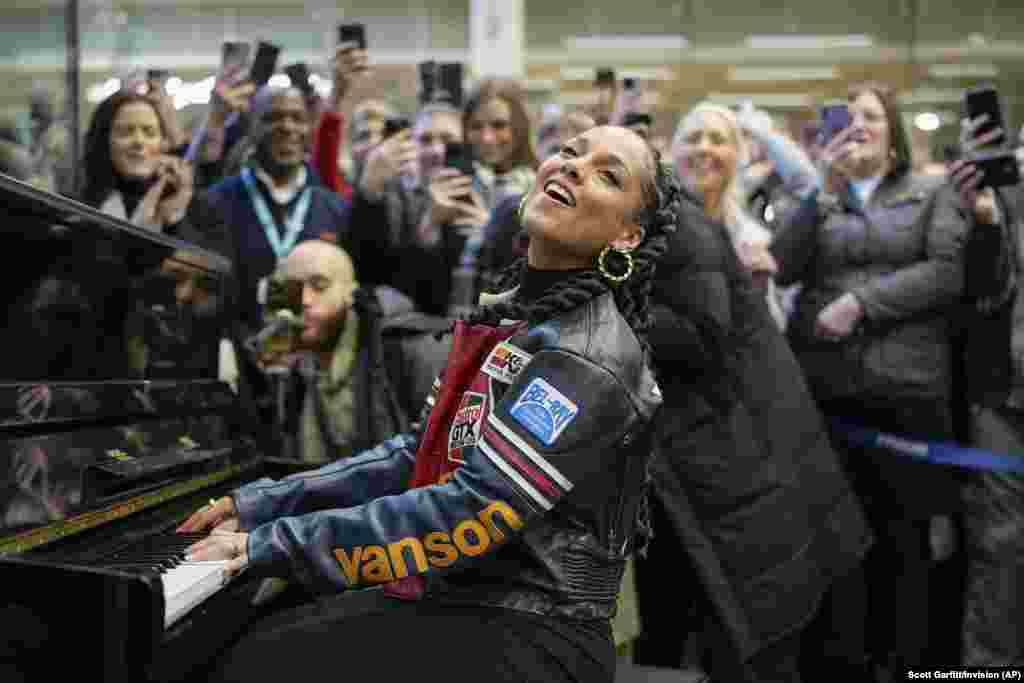 Alicia keys performs on Elton John&#39;s piano during a surprise performance at Kings Cross station in London.