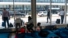 Migrantes en un albergue improvisado en el Aeropuerto Internacional de O'Hare, en Chicago, EEUU, el 20 de septiembre de 2023.
