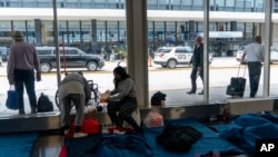 Migrantes en un albergue improvisado en el Aeropuerto Internacional de O'Hare, en Chicago, EEUU, el 20 de septiembre de 2023.