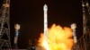 Sebuah roket yang membawa satelit mata-mata Malligyong-1 diluncurkan di Korea Utara, 21 November 2023. (Foto: KCNA via REUTERS)