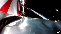 遊隼著陸器自身攜帶的照相機在飛行中拍攝到其絕緣系統受損。（2024年1月8日）
