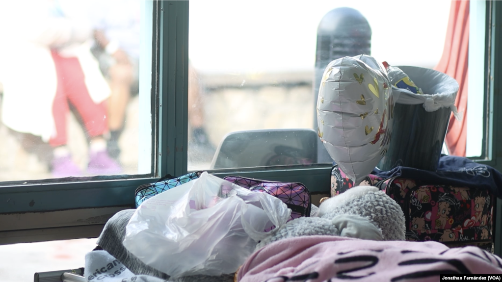 En el Welcome Center de El Paso, Texas, decenas de mujeres y niños se refugian de las bajas temperaturas mientras encuentran un lugar estable para residir, el 23 de enero de 2024. Entre las mujeres migrantes hay sobrevivientes de violencia doméstica.