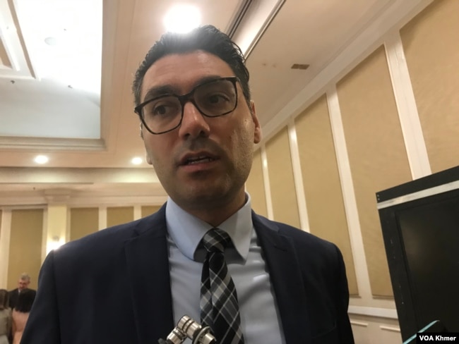 អ្នកសេដ្ឋកិច្ច​ជាន់​ខ្ពស់​របស់ការិយាល័យ​ធនាគារពិភពលោក​ប្រចាំនៅកម្ពុជាលោក​ Fay Hayati និយាយជាមួយអ្នកកាសែត​ នៅទីក្រុង​ភ្នំពេញ​ ថ្ងៃទី​២២ ខែវិច្ឆិកា​ ឆ្នាំ​ ២០២៣។ (ហ៊ុល រស្មី/វីអូអេ​)