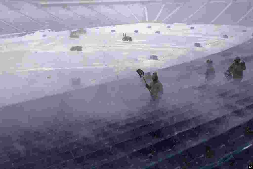 Workers remove snow from Highmark Stadium in Orchard Park, New York.&nbsp;A potentially dangerous snowstorm that hit the Buffalo region led the NFL to push back the Bills wild-card playoff game against the Pittsburgh Steelers from Sunday to Monday.&nbsp;