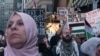 Simpatizantes palestinos marchan con banderas y carteles y cantan en protesta mientras la guerra entre Israel y Hamas continúa en el Medio Oriente, el 13 de octubre de 2023, en Nueva York.