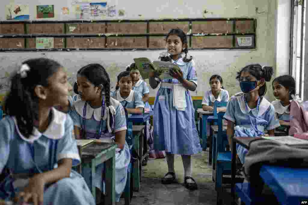 Seorang siswa perempuan membaca buku pelajarannya di ruang kelas selama pembukaan kembali sekolah di Dhaka, Bangladesh, 18 Agustus 2024, pasca penghentian panjang karena protes antipemerintah yang mengakibatkan pengunduran diri PM Sheikh Hasina. (AFP)&nbsp;