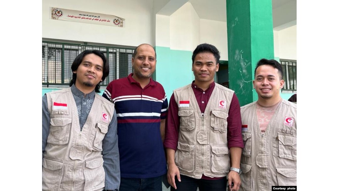 Relawan Mer-C di Gaza: Farid (paling kiri), Fikri (paling kanan) dan Reza di sebelahnya (foto: dok. Farid).