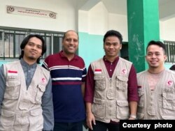 Relawan Mer-C di Gaza: Farid (paling kiri), Fikri (paling kanan) dan Reza di sebelahnya (foto: dok. Farid).