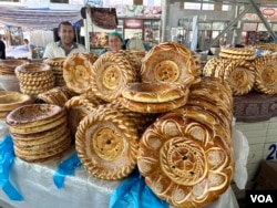Bread sellers display their goods at the Rishton Farmer's Bazaar in Ferghana, Uzbekistan, on Aug. 29, 2023. (Navbahor Imamova/VOA)