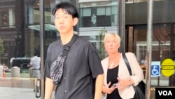 因涉嫌暴力威脅親民主人士而被美國起訴的中國留學生吳嘯雷在首次預審會議結束後，與他的律師傑西卡.海吉斯一起走出位於波士頓的聯邦地區法院大門。 (2023年7月27日)